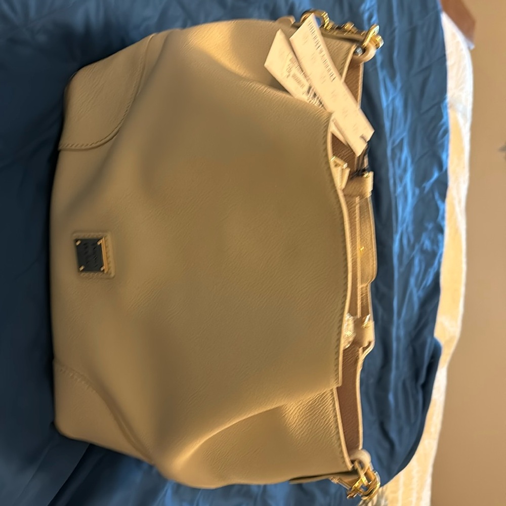 NWT . Dooney and Bourke Cream  leather Large Barlow shoulder bag/cross body